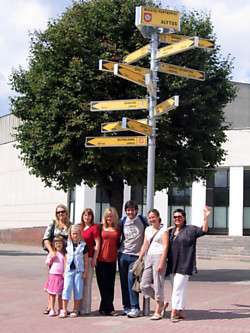 2008 metų vasarą ženklina kultūros tiltas, kurį Alytaus  tango sekstetas nutiesė į Argentiną ir Urugvajų, o praėjusią savaitę alytiškės sveikino Urugvajaus lietuvių jaunimo sąjungos pirmininko pavaduotoją  Nikolasą Velo Alytuje. Redakcijos nuotr.