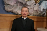 Londono lietuvių Šv.Kazimiero parapijos kunigas P.Tverijonas tikina, kad britų darbdavių nesąžiningumą skatina darbo jėgos perteklius. LŽ archyvo nuotr.