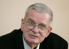 T.Venclova įsitikinęs, kad bet kurioje pasaulio šalyje yra 3487 žmonės, mėgstantys ir skaitantys poeziją. Nuotr. R.Jurgaičio