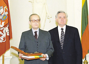 1999 m. Prezidentas Valdas Adamkus K. Lozoraičiui įteikė Gedimino ordino Komandoro didžiojo kryžiaus apdovanojimą („Lietuvos ryto“ archyvo nuotr.)