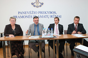 URM ministras P.Vaitiekūnas siūlė verslininkams veržtis į rinkas per šalies ambasadas – taip būtų lengviau. Šalia ministro sėdi jį į Panevėžį pakvietusi apskrities viršininkė Gema Umbrasienė. G.Lukoševičiaus nuotr. 