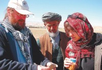 A.Luchtano radinys sudomino Čagčarano kultūros ir informacijos departamento direktoriaus pavaduotoją Chodžą Muchommadą. Archeologijos projektų centro nuotr.